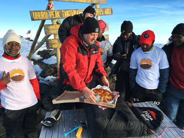 Pizza é entregue em altitude recorde no topo do Monte Kilimanjaro (Foto: Consea Dissa/Pizza Hut via AP)