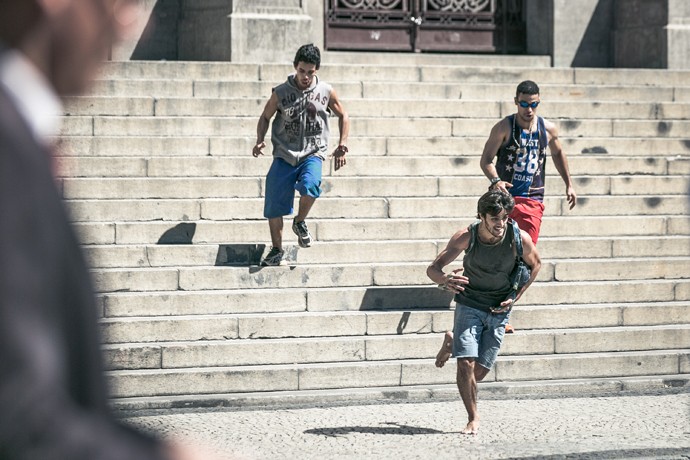Jacaré persegue Jonatas pelas ruas do Centro do Rio de Janeiro (Foto: Isabella Pinheiro / Gshow)