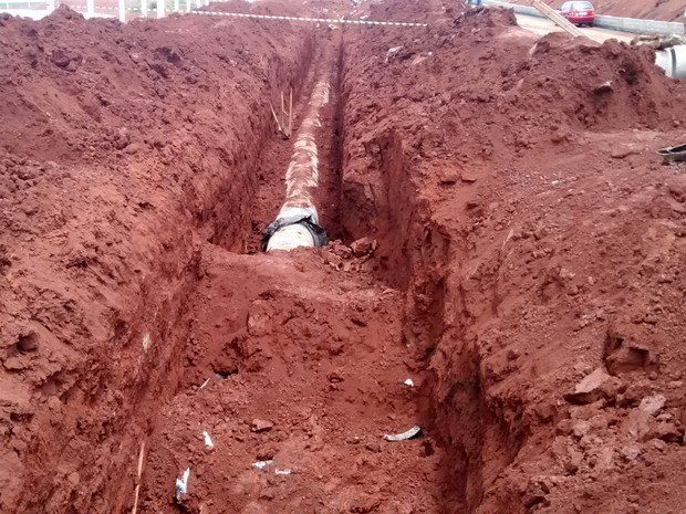 Local onde os irmãos caíram e foram soterrados  (Foto: DIVULGAÇÃO BOMBEIROS FREDERICO WESTPHALEN )