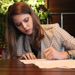 Jordana Pires escreve o texto para a gravação do programa (Foto: José Lino de Souza / RBS TV)