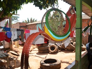 O dono da casa confecciona artesanatos com pneus velhos para ajudar nas despesas    (Foto: Yuri Marcel/G1)