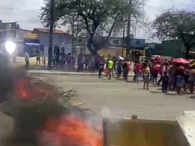 G1 Protesto de moradores fecha Av Agamenon Magalhães no Recife