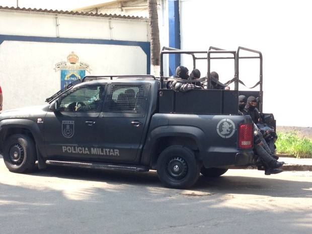 Policiais chegam com rosto escondido ao BEP (Foto: Káthia Mello/G1)