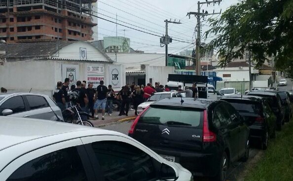 Agentes prisionais em reunião na frente do Central de Triagem do bairro Estreito, em Florianópolis (Foto: Osvaldo Sagaz/CBN Diário)