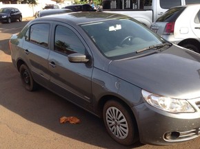 VW Voyage com placas adulteradas que foi apreendidos com foragidos, em Itumbiara, Goiás (Foto: Divulgação/Polícia Civil) VW Voyage com placas adulteradas que foi apreendidos com foragidos, em Itumbiara, Goiás (Foto: Divulgação/Polícia Civil)