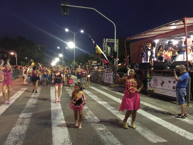 Blocos começaram desfile às 19h em Joinville (Foto: Kleber Pizzamiglio/RBS TV)