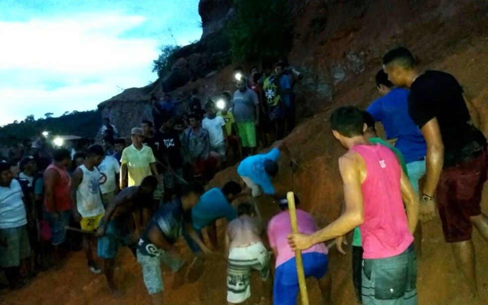 Populares ainda tentaram salvar os garotos, mas eles chegaram sem vida ao hospital (Foto: Reprodução/TV Mirante)