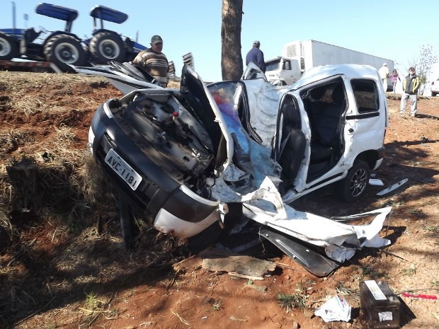 G1 Uma Pessoa Morre E Duas Ficam Feridas Após Carro Bater Contra