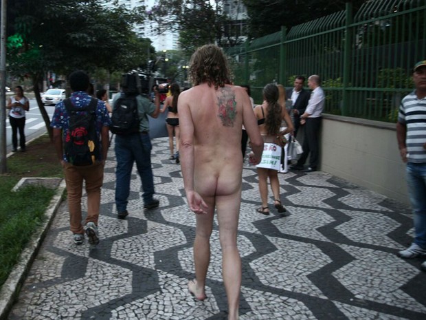 Homem fica nu durante protesto sobre a nova lei de zoneamento (Foto: Marcelo Brandt/G1)