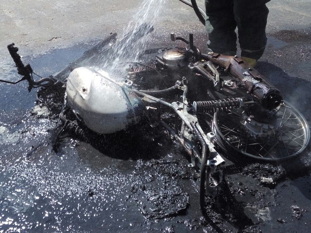 Motocicleta pegou fogo em Gurupi (Foto: Jeeferson Ferrari/Divulgação)