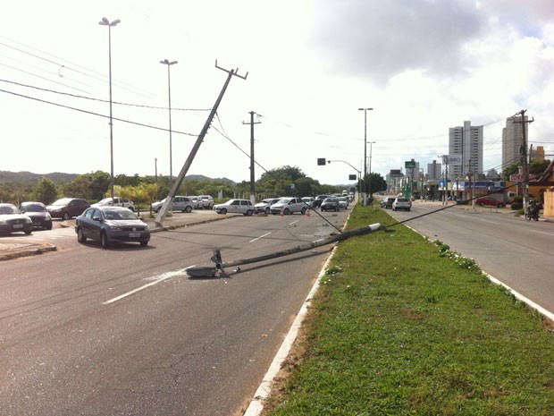 Poste tombou em meio as pistas da avenida Engenheiro Roberto Freire, na zona Sul de Natal (Foto: Matheus Magalhães/G1)