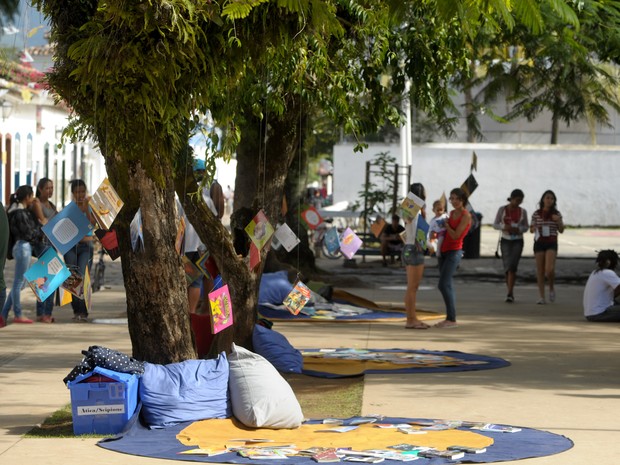 Praça da Matriz decorada com livros e temas literários infantis na Flip (Foto: Flavio Moraes/G1) Praça da Matriz decorada com livros e temas literários infantis na Flip (Foto: Flavio Moraes/G1)