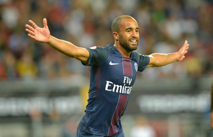 Lucas PSG Lyon comemora&ccedil;&atilde;o Supercopa da Fran&ccedil;a (Foto: AFP)