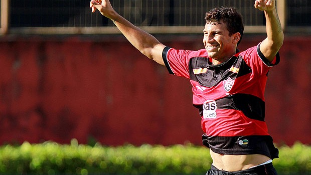 Neto Baiano gol Vitória (Foto: Felipe Oliveira / Ag. Estado)