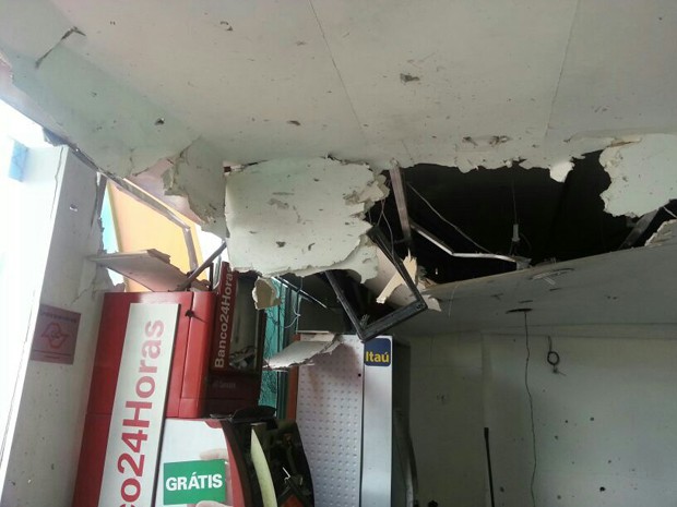 Teto do shopping ficou danificado após a explosão (Foto: Solange Freitas/TV Tribuna)