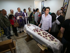  Enterro do cantor Jair Rodrigues no Cemitério Gethsemani, no Morumbi, em São Paulo (SP), na manhã desta sexta-feira (9) (Foto: Alice Vergueiro/Futura Press/Estadão Conteúdo)