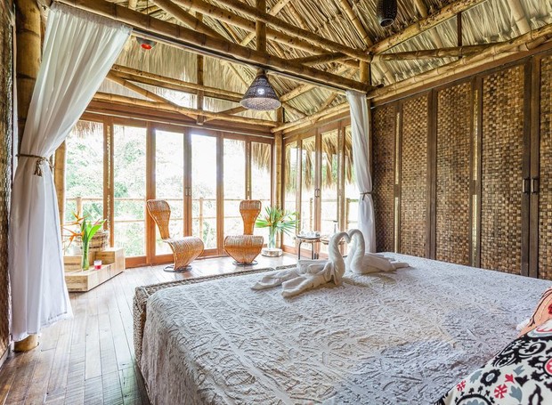 A cabana colombiana é a opção perfeita para quem quer uma viagem romântica em meio à paisagem natural (Foto: Airbnb/ Reprodução)