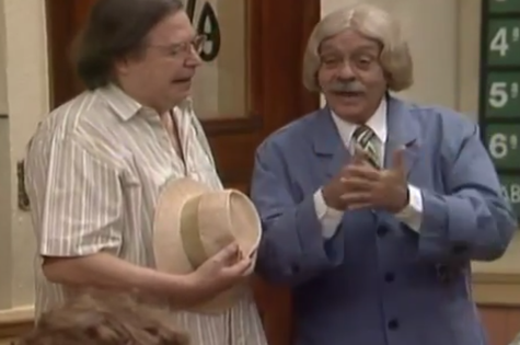 Tom Jobim e Chico Anysio na 'Escolinha do Professor do Raimundo' (Foto: Reprodução)