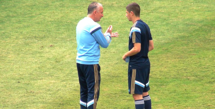 Habilidade, orientação e papo com garoto: Dorival no treino do Verdão