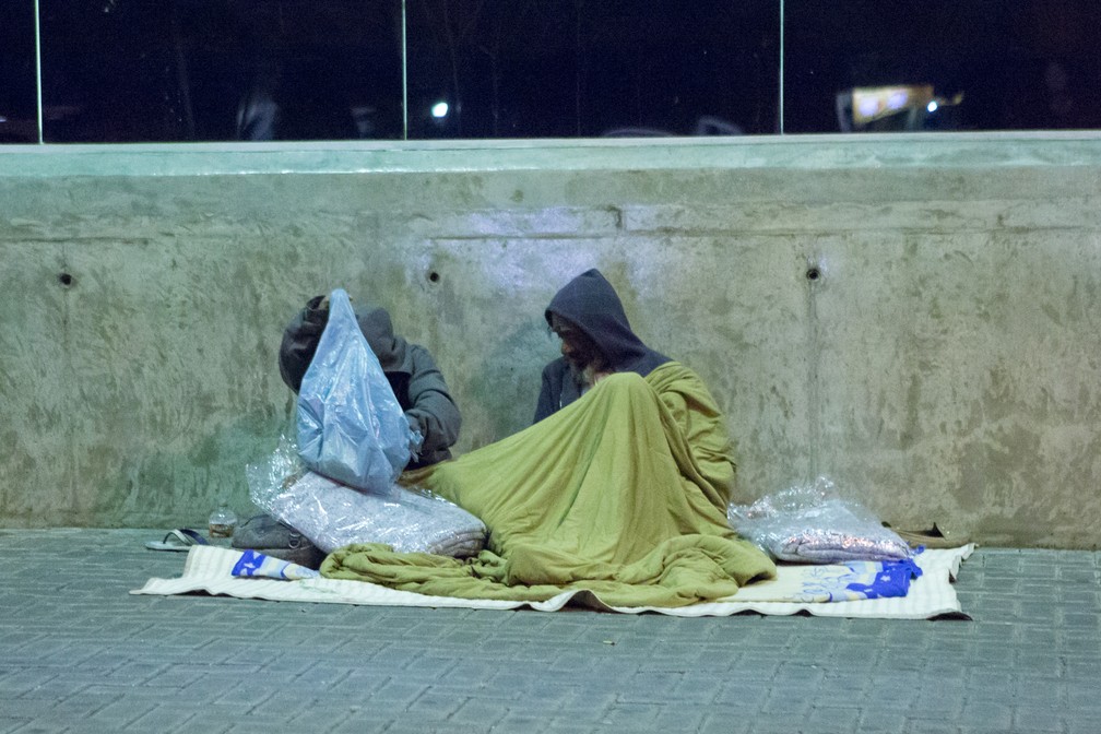 Moradores ficam cobertos perto da estação de metrô Marechal Deodoro, em Santa Cecília (Foto: Celso Tavares/G1)