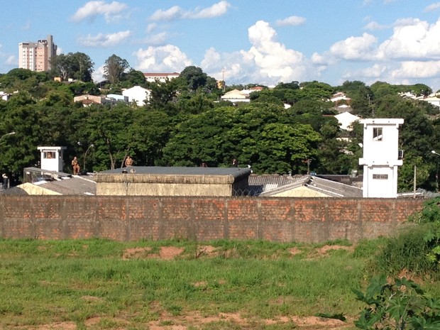 Policiais militares interditaram ruas e subiram no telhado da cadeia para evitar fuga em massa (Foto: Rodolfo Pardini/ RPC Noroeste)