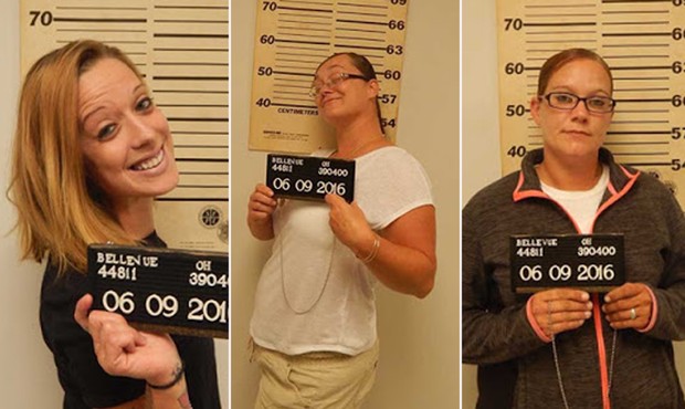 Mary Jordan (esq) e Ashley England (centro) riram ao posar para foto na prisão. Sammie Whaley (dir) permaneceu séria (Foto: Bellevue Police Department)