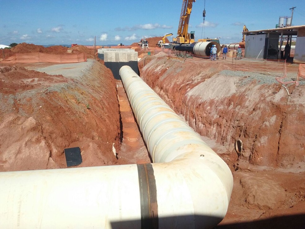 Tubulação por onde a água da represa passa (Foto: Vinícius de Souza/G1)