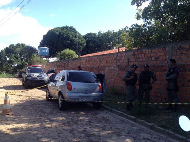 Carro utilizado no crime foi abandonado no Alto da Ressureição, em Teresina (Foto: Ellyo Teixeira/G1)