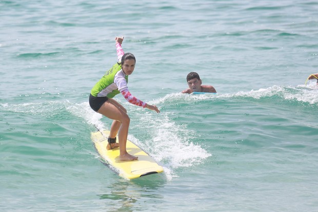 Kyra Gracie  fazendo aula de surf na praia do Recreio (Foto: Dilson Silva / Agnews)
