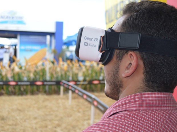 Com óculos 3D, público tinha a oportunidade de jogar em um simulador de lavoura na experiência de realidade virtual da  Dow Agrosciences (Foto: Anderson Viegas/G1 MS)