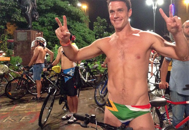 O sul-africano John Mcimroy, de 30 anos, chegou a são Paulo na sexta e aproveitou para participar da pedalada, já que em seu pais e ciclista diário (Foto: Cauê Fabiano/G1)