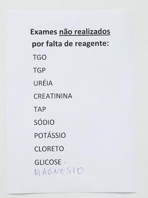 Lista de testes suspensos no Hospital Regional do Gama por falta de reagentes (Foto: Rogério Lopes/Divulgação)