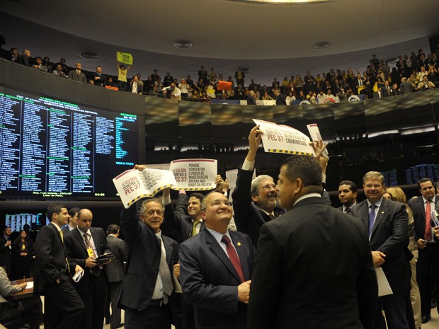 Deputados no plenário da Câmara durante a sessão de votação da PEC 37 (Foto: Luis Macedo / Agência Câmara)