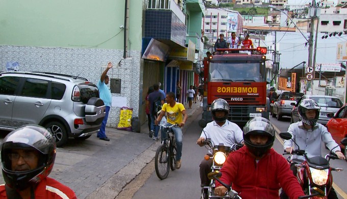 Troféu foi exibido pelas ruas de Três Corações no caminhão do Corpo de Bombeiros (Foto: Reprodução EPTV) Troféu foi exibido pelas ruas de Três Corações no caminhão do Corpo de Bombeiros (Foto: Reprodução EPTV)