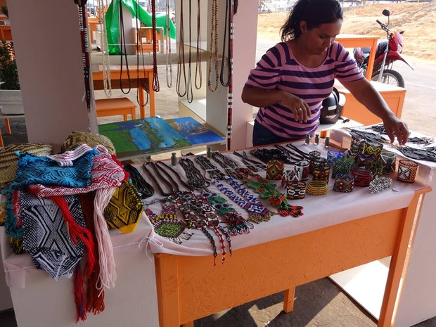 Dalva vende os produtos que ela e as outras indígenas fabricam  (Foto: Arquivo pessoal)