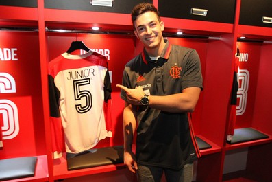 Apresentado no Flamengo, Fischer usará a camisa 5 eternizada pelo ídolo Júnior (Foto: Gilvan de Souza)