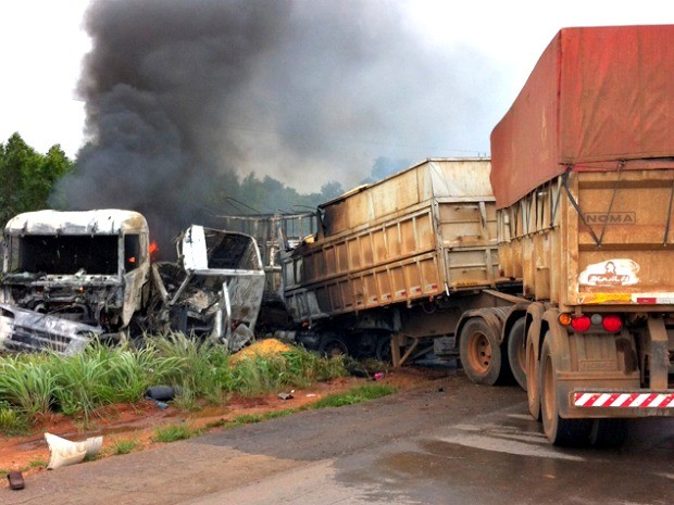 G1 Carretas Batem De Frente Pegam Fogo Em MT E Deixam Rodovia