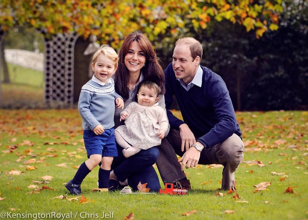 Príncipe George, Kate Middleton a pequena Princesa Charlotte e Príncipe William (Foto: Reprodução/Kensington Royal/Chris Jelf)