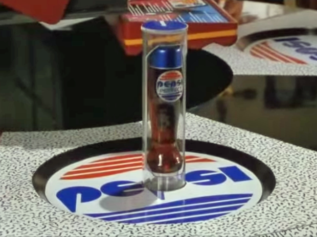Design da garrafa de Pepsi no filme De Volta para o Futuro 2 (Foto: Reprodução/De Volta para o Futuro)