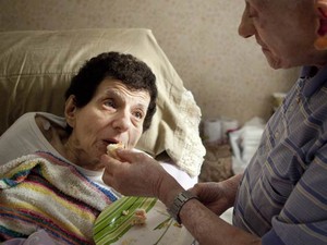 Fotos mostram amor entre idosos lutando contra o Alzheimer (Foto: Alejandro Kirchuk)