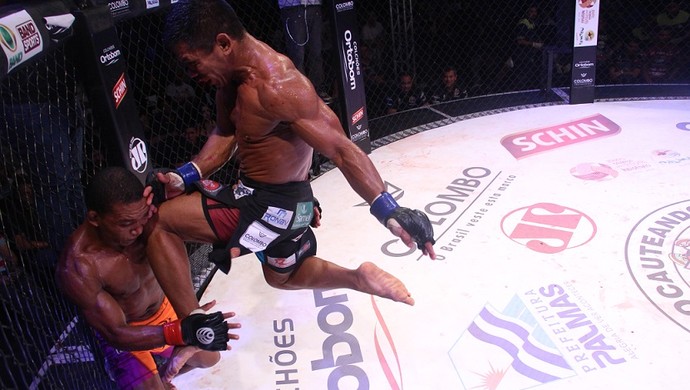 Paulinho Capoeira Nildo Katchau MMA Jungle Fight (Foto: Leonardo Fabri/Divulgação)