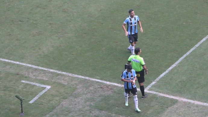 Henrique é substituído por Bobô em Grêmio x Novo Hamburgo (Foto: Beto Azambuja / GloboEsporte.com)