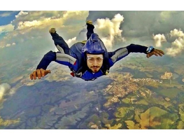 Caio Castro salta de paraquedeas (Foto: Instagram/ Reprodução)