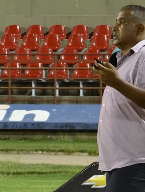 Treinador do CRB, Ademir Fonseca (Foto: Caio Lorena / Globoesporte.com)