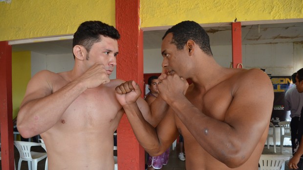 Adgeferson e Socó se encaram durante evento de pesagem do MMA. (Foto: Nathacha Albuquerque/GE)