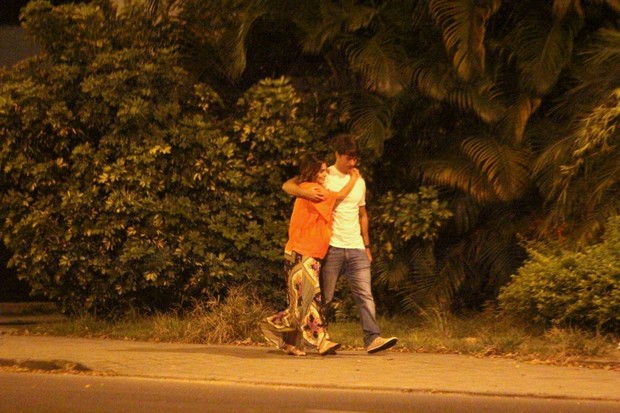 Juliana Paes com o marido, Carlos Eduardo Baptista, na Barra da Tijuca, Zona Oeste do Rio (Foto: Delson Silva/ Ag. News)