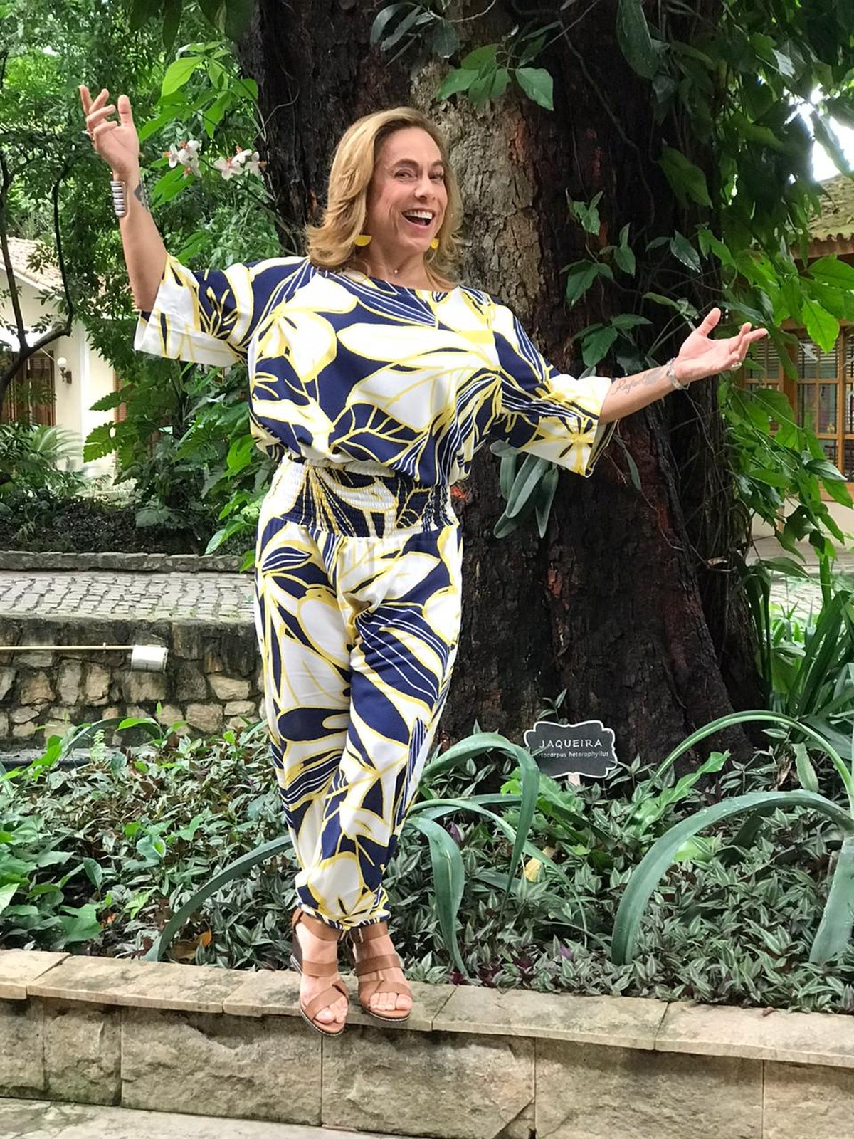 Cissa Guimar Es Faz Combina O Estampa Floral E Sand Lia Nude