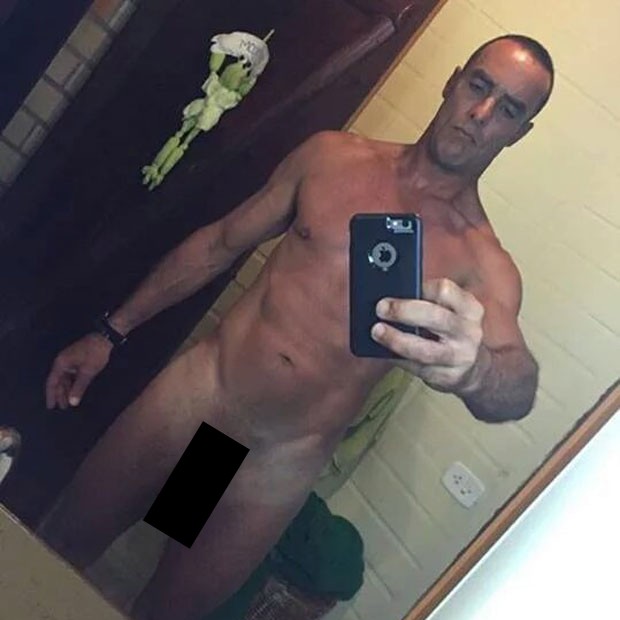 Paulo Zulu posa nu para selfie (Foto: Instagram / Reprodução)