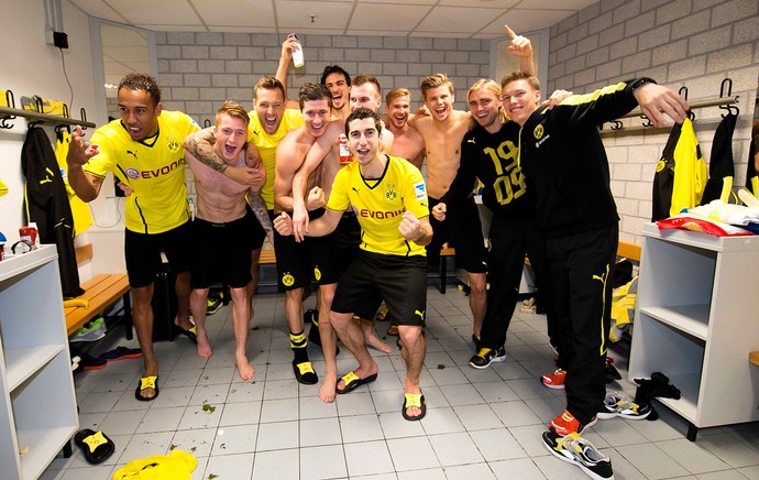 Borussia Dortmund comemoração jogo Schalke vestiário (Foto: Divulgação / Facebook Oficial)