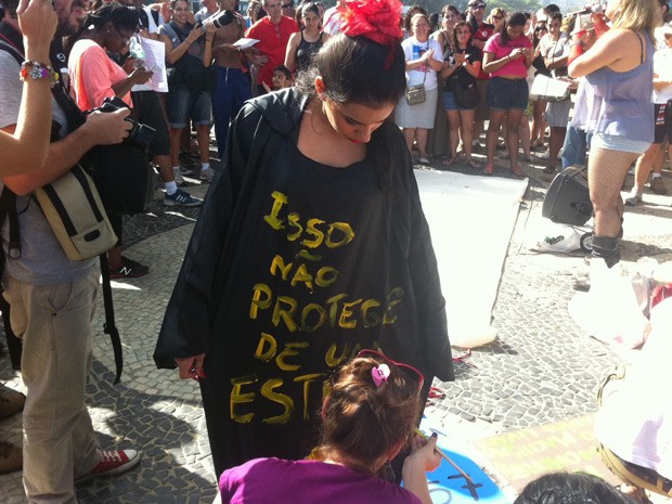 Mulheres usam cartazes e roupas para protestar contra a violência (Foto: Christiano Ferreira / G1)